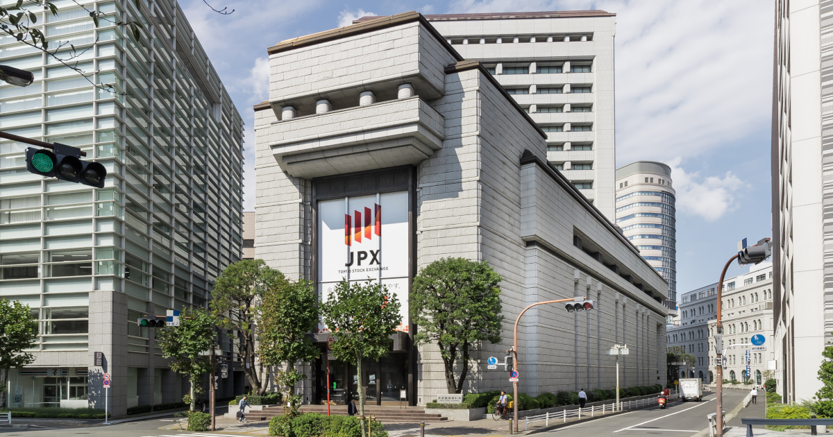 Warren Buffett’s Japan Strategy: Dividends, Debt, and Dollar Logic